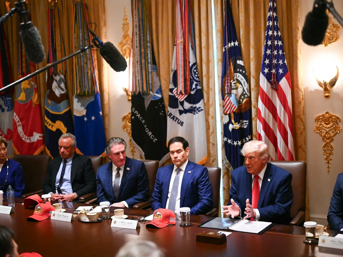 Trump သည် အီရန်စစ်ပွဲတင်းမာမှုကြားတွင် အိုမန်ကို ဗုံးကြဲရန် အဘယ်ကြောင့် ခြိမ်းခြောက်ခဲ့သနည်း။