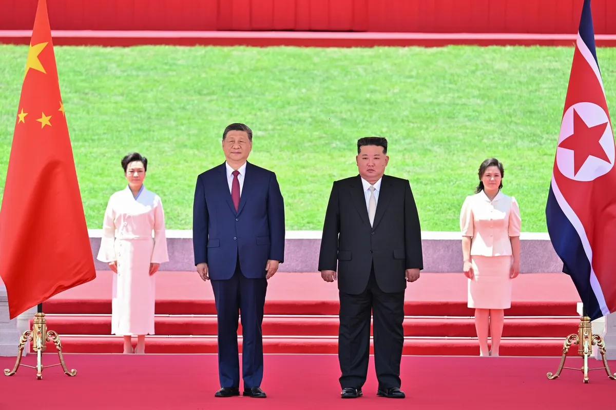 တရုတ်သမ္မတ ရှီကျင့်ဖျင်နှင့် မြောက်ကိုရီးယားခေါင်းဆောင် ကင်ဂျုံအွန်တို့ ပြုံယမ်းမြို့၌ တွေ့ဆုံ