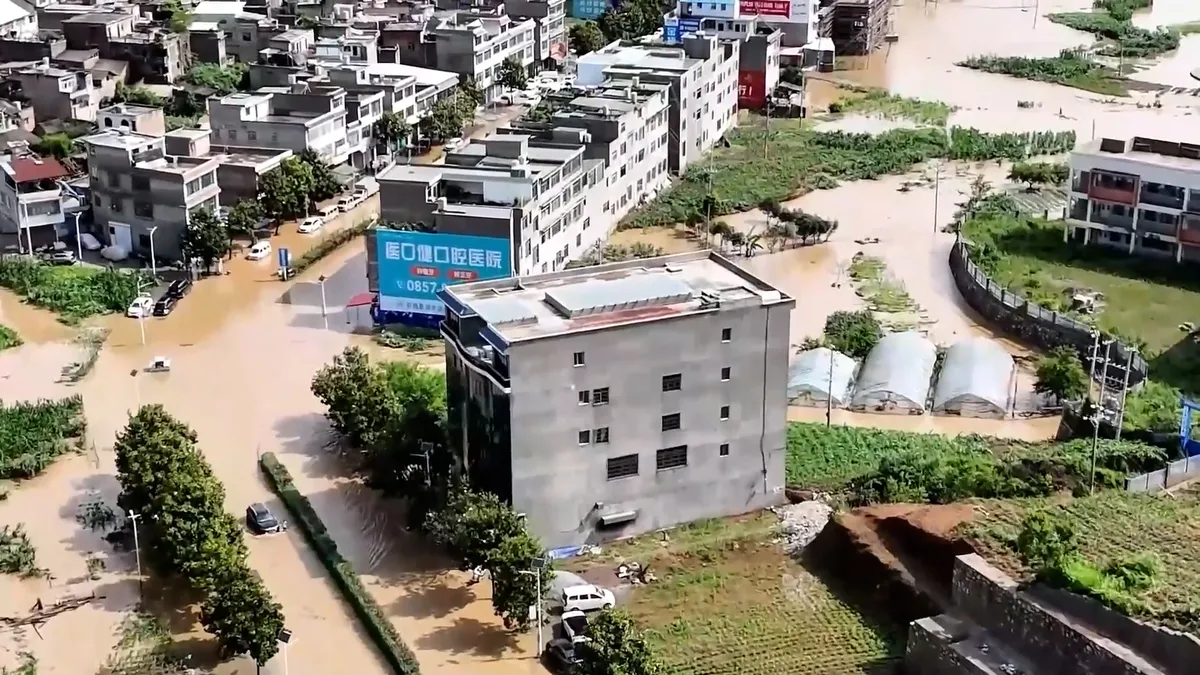 တရုတ်နိုင်ငံ ဂွီဇူးပြည်နယ်တွင် ရေကြီးမှုကြောင့် နေအိမ်များနှင့် လယ်ယာမြေများ ပျက်စီးဆုံးရှုံး