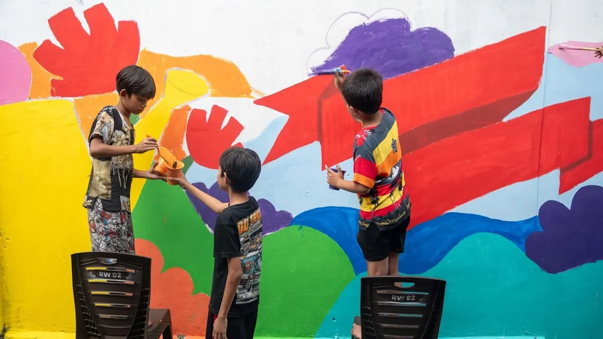 ညောင်ချောင်လမ်းကျဉ်းများမှသည် လမ်းဘေးပြခန်းများအထိ - အင်ဒိုနီးရှားလူငယ်များက ၎င်းတို့၏ရပ်ရွာကို ပိုမိုလုံခြုံအောင် မည်သို့လုပ်ဆောင်နေကြသနည်း