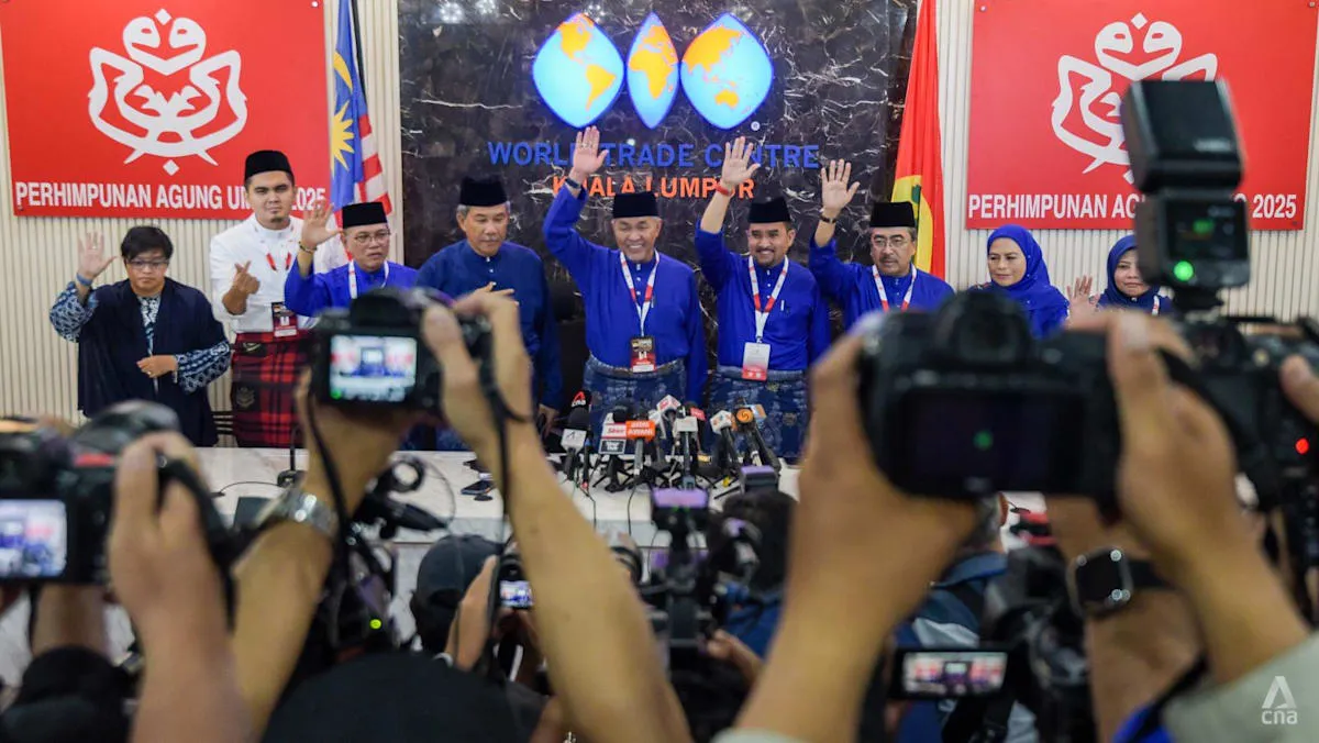 UMNO က ဂျိုဟိုးနှင့် နီဂရီဆမ်ဘီလန် ပြည်နယ်ရွေးကောက်ပွဲများတွင် တစ်သီးပုဂ္ဂလ ဝင်ရောက်ယှဉ်ပြိုင်ခဲ့သော်လည်း ဝန်ကြီးချုပ် အန်ဝါ၏ စည်းလုံးညီညွတ်ရေးအစိုးရကို ထောက်ခံကြောင်း အလေးထား ပြောကြားခဲ့သည်။