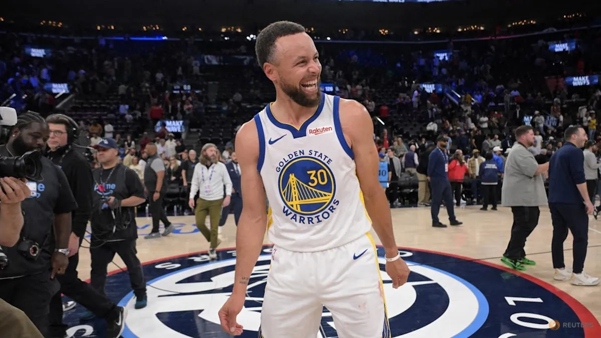 NBA ကြယ်ပွင့် စတက်ဖ် ကာရီ တရုတ် လီနင်းနှင့် ၁၀ နှစ် သဘောတူညီချက် လက်မှတ်ရေးထိုး။