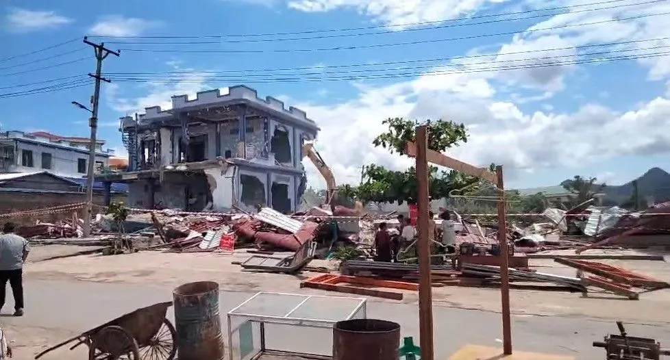 လားရှိုးတွင် ကျောင်းပိုင်မြေက လူနေအိမ်များကို ဘူဒိုဇာဖြင့် ဖြိုချ