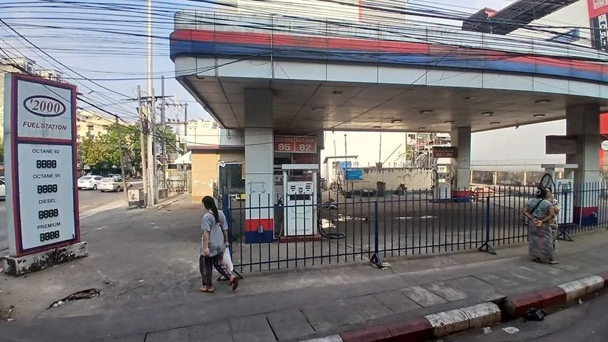 ရန်ကုန်တွင် တရားရေးဝန်ထမ်းနှင့် ရဲတပ်ဖွဲ့ဝင်များ စက်သုံးဆီ လိမ်ထုတ်နေ