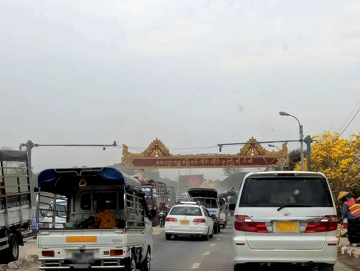 စစ်ကိုင်းတံတားတွင် စစ်တပ်က လူငယ်များကို အဓမ္မပေါ်တာဆွဲ ဖမ်းဆီးနေ