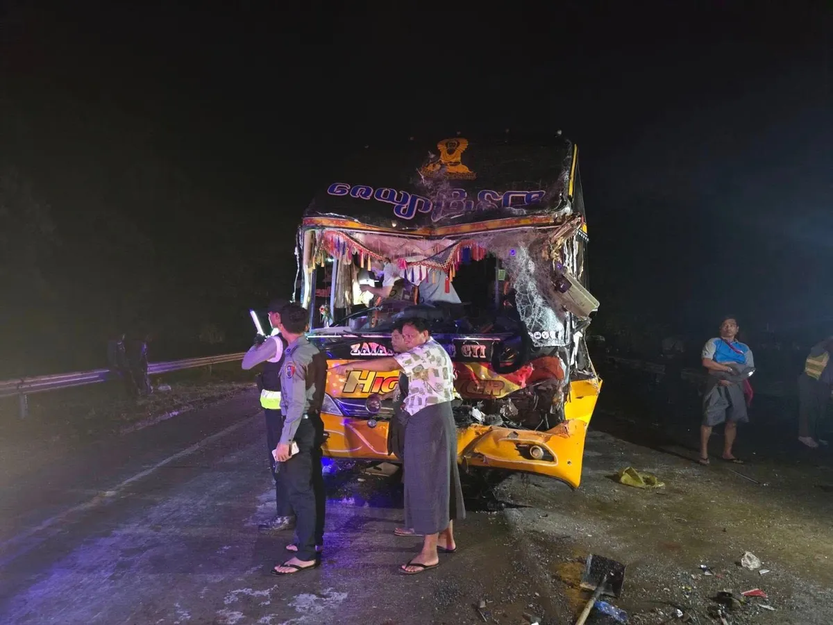 အမြန်လမ်းတွင် ကား ၅ စီး ဆင့်တိုက်ပြီး လူ ၉ ဦးဒဏ်ရာရ