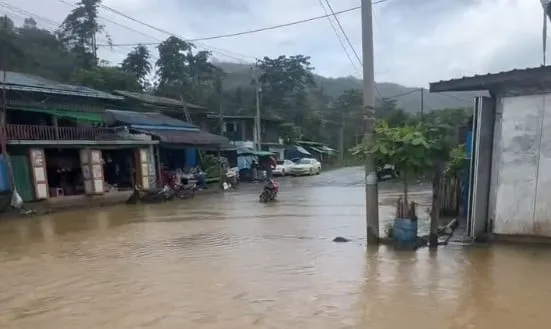 ဖားကန့်တွင် ၃ ရက်ဆက် မိုးသည်းထန်စွာ ရွာသွန်းမှုကြောင့် နေရာအချို့ ရေကြီးနေ