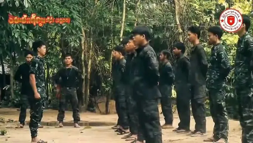 မိုးတွင်းကာလ ရဲဘော်များ၏ ဖြတ်သန်းပုံကို ရန်ကုန်တိုင်း ပကဖ ထုတ်ပြန် - BUR.MIZZIMA.COM