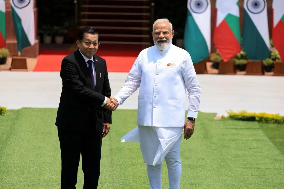 မင်းအောင်လှိုင်ကို အိန္ဒိယက ကော်ဇောနီခင်း ကြိုဆိုမည့်အစား ‘လက်ထိပ်သာ ခတ်သင့်သည်’ ဟု ဝေဖန်သူများ ပြော - BUR.MIZZIMA.COM