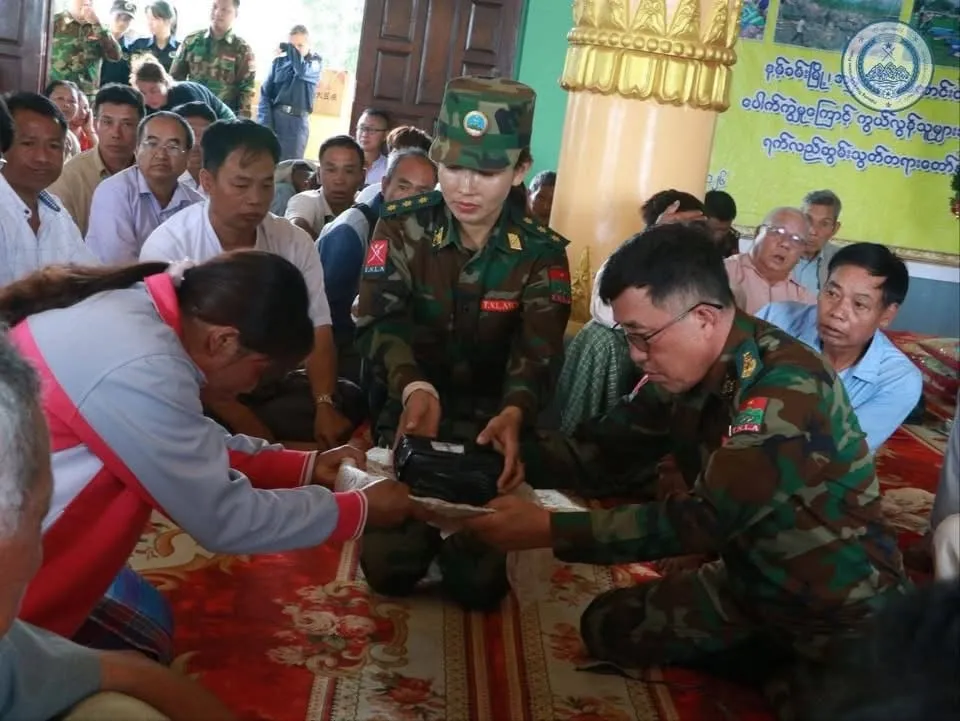 ကောင်းတပ်ရွာ ယမ်းပေါက်ကွဲမှုကြောင့် သေဆုံးခဲ့ရသည့် မိသားစုဝင်များကို TNLA က ကျပ်သိန်း ၁၀၀ စီ ထောက်ပံ့ငွေပေးအပ် - BUR.MIZZIMA.COM