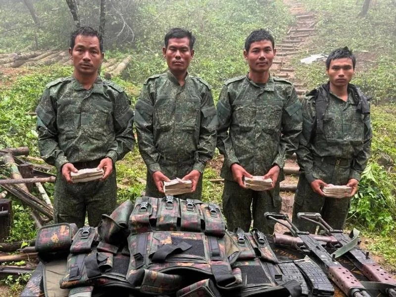 စစ်မှုထမ်းသက် ၂၆ နှစ်ရှိ တပ်ကြပ်ကြီးအပါအဝင် ၄ ဦး လက်နက်နှင့်အတူ ချင်းတပ်တွင် ခိုလှုံ