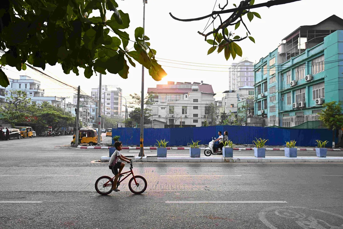 မန္တလေးတွင် ဘောလုံးကွင်း ပတ်ချာလည်ရှိ လူနေဆိုင်ခန်း ၁၇၂ ခန်း အဓမ္မဖယ်ရှားခံရ