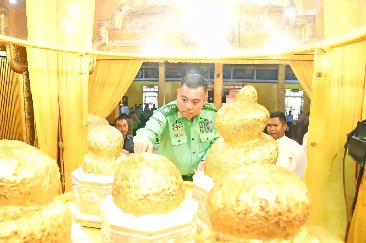 ကြိုးတန်းလမ်းလျှောက်နေရသည့် တပ်ချုပ်