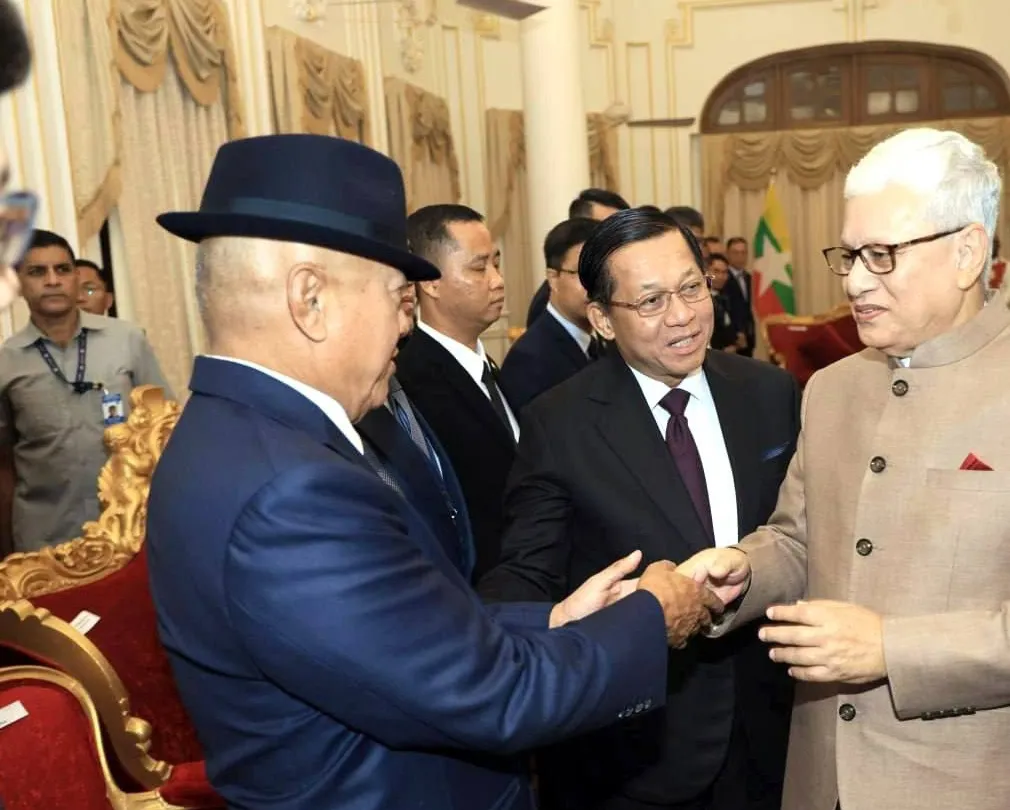 ဦးထုပ်အနက်ဆောင်း ခရိုနီကြီး မင်းအောင်လှိုင်၏ အိန္ဒိယခရီးစဉ်အတွင်း လူရှေ့ပြန်ထွက်လာ