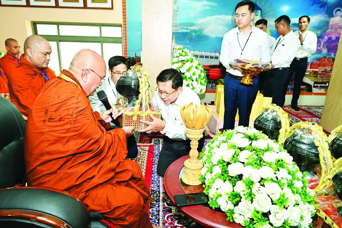 ဘုရားဒါယကာ မျက်နှာဖုံးဆောင်းထားသည့် စစ်ခေါင်းဆောင်၏ ခါးပိုက်ဆောင်တပ် မြစ်ခြေတွင် လူအစုလိုက်အပြုံလိုက် သတ်